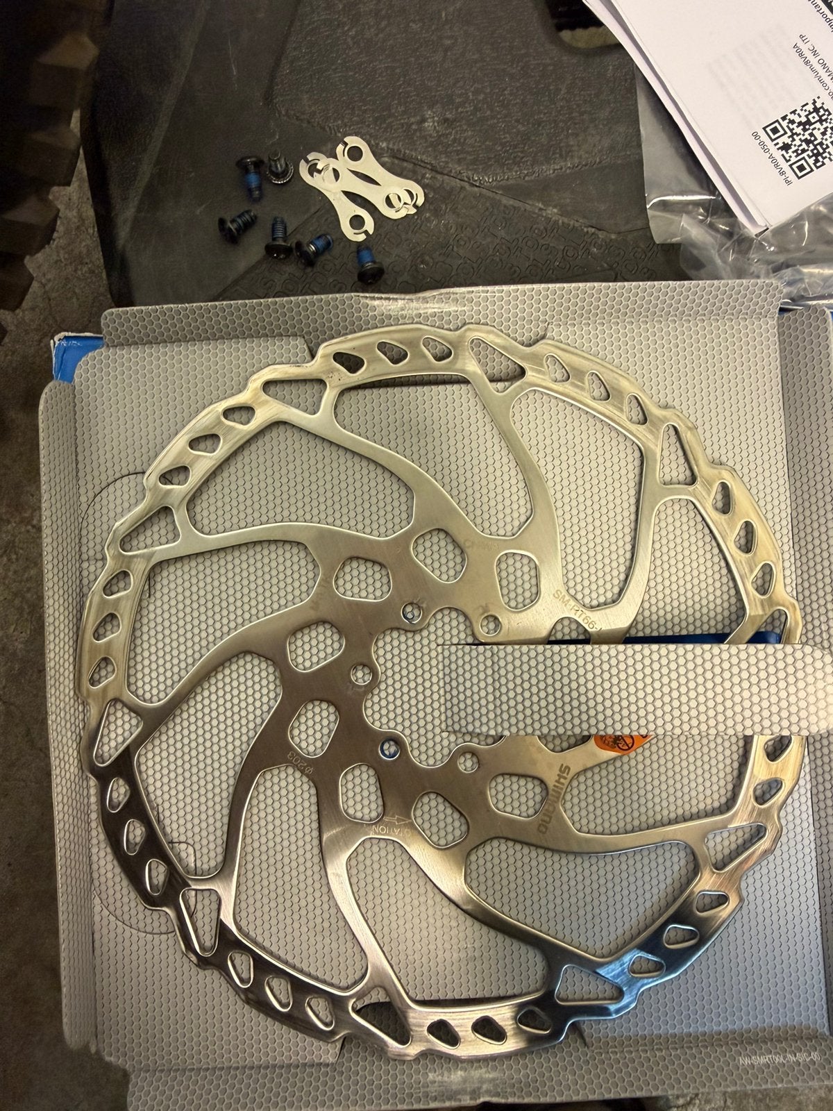 Paire de plaquettes de frein Shimano SM RT66 L 203 mm + M04C, Enlèvement ou Envoi