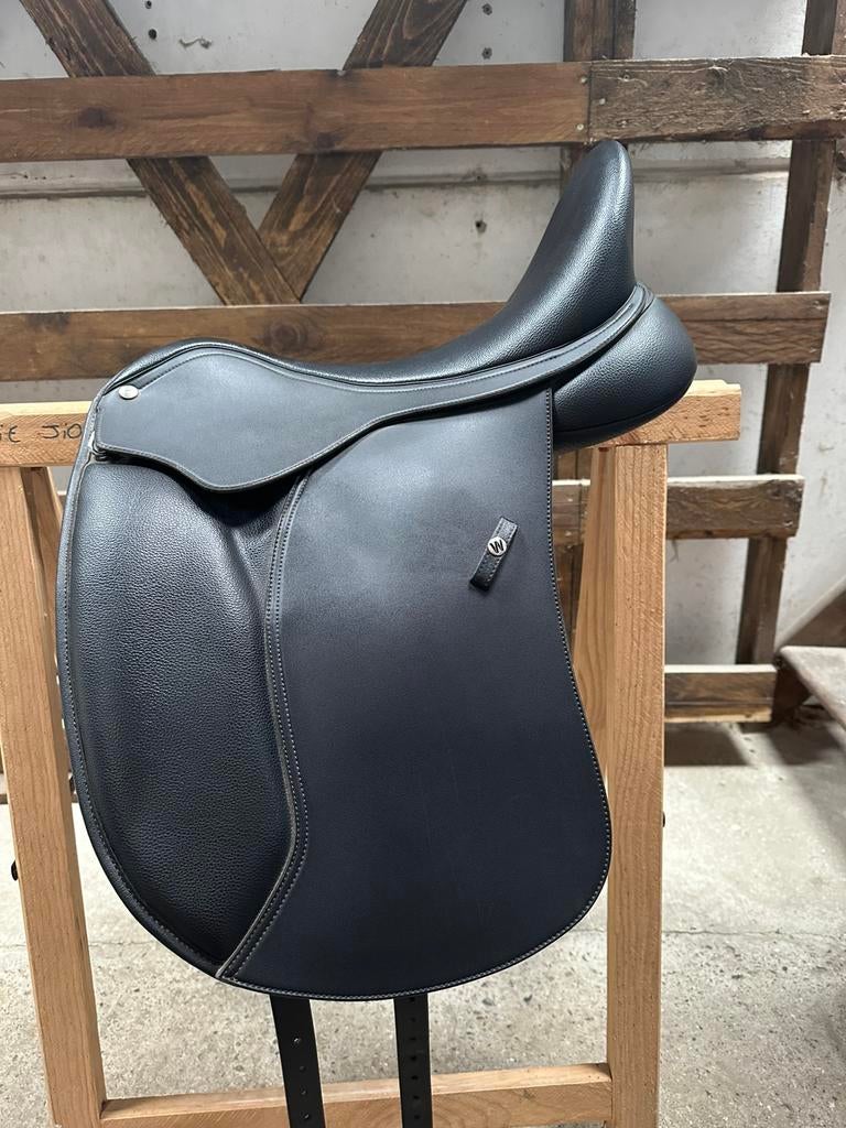 Wintec 500 HART 17,5" dressuurstoel + set met 3 bogen (2025), Ophalen, Zo goed als nieuw, Dressuur