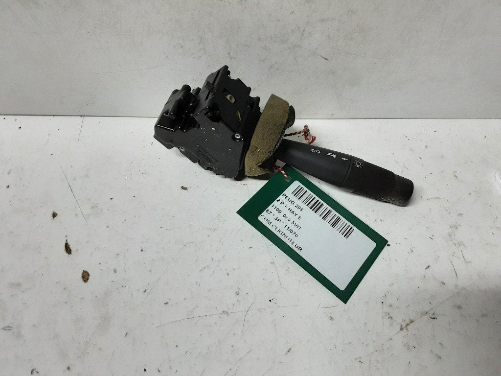 COMMUTATEUR CLIGNOTANT Peugeot 205 II (20A / C), Autos : Pièces & Accessoires, Mevr. I. Hauben, Utilisé, Rue de l'Espoir 34 34
4030  GRIVEGNÉE, BE