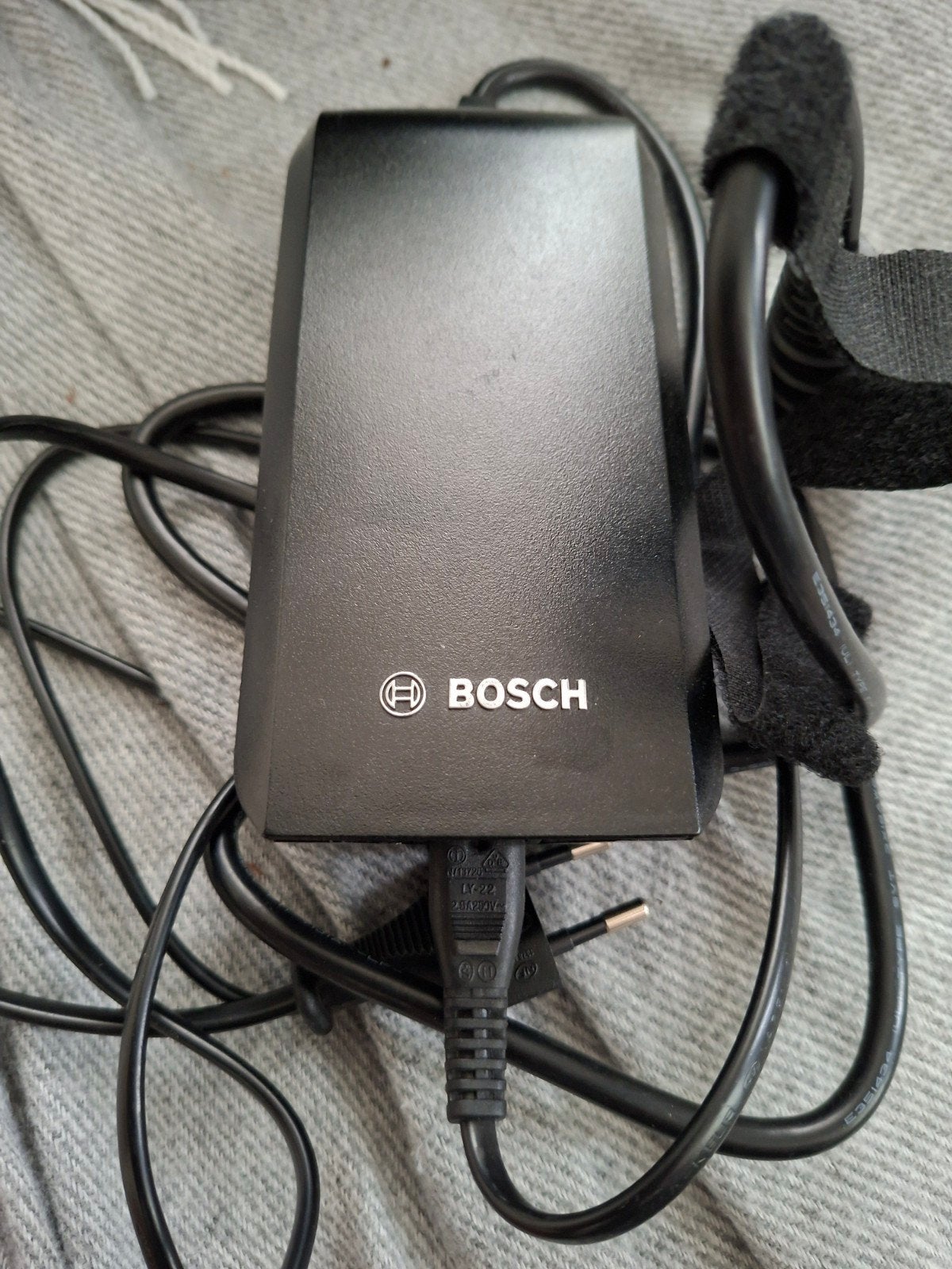 Lader voor batterij van een Bosch elektrische fiets, Zo goed als nieuw
