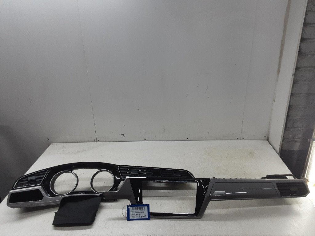 DIVERSEN DIVERS Volkswagen Touran (5T1) (5TB858415A), Gebruikt, Volkswagen, Mevr. I. Hauben, Rue de l'Espoir 34 34
4030  GRIVEGNÉE, BE