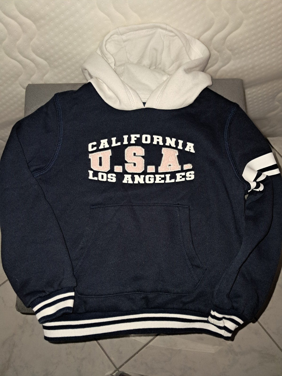 pull avec capuche tzille 5ans, Kinderen en Baby's, Kinderkleding | Maat 110