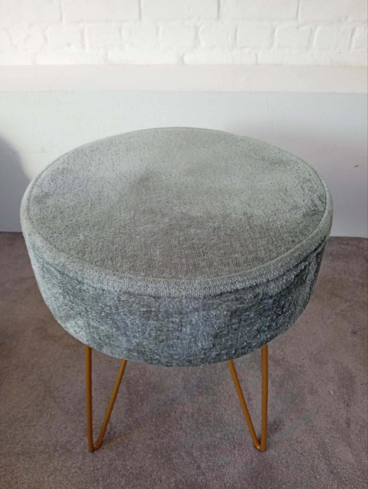 Ronde zitkruk / poef – grijsgroen met goudkleurige poten, Huis en Inrichting, Ophalen, Minder dan 50 cm, Rond, Minder dan 50 cm