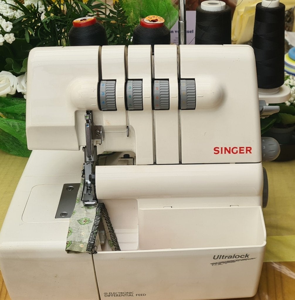 Singer overlock- en naaimachine, Ophalen, Zo goed als nieuw, Naaimachine, Singer