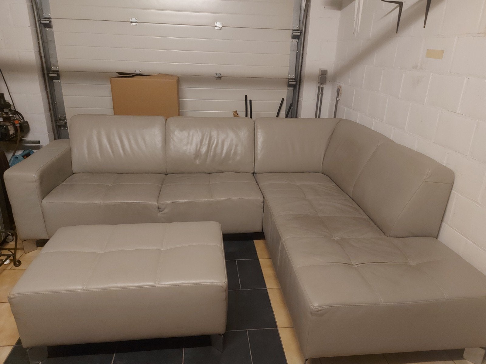 lederen grijze hoekzetel + poef, Huis en Inrichting, Ophalen, Gebruikt, Leer