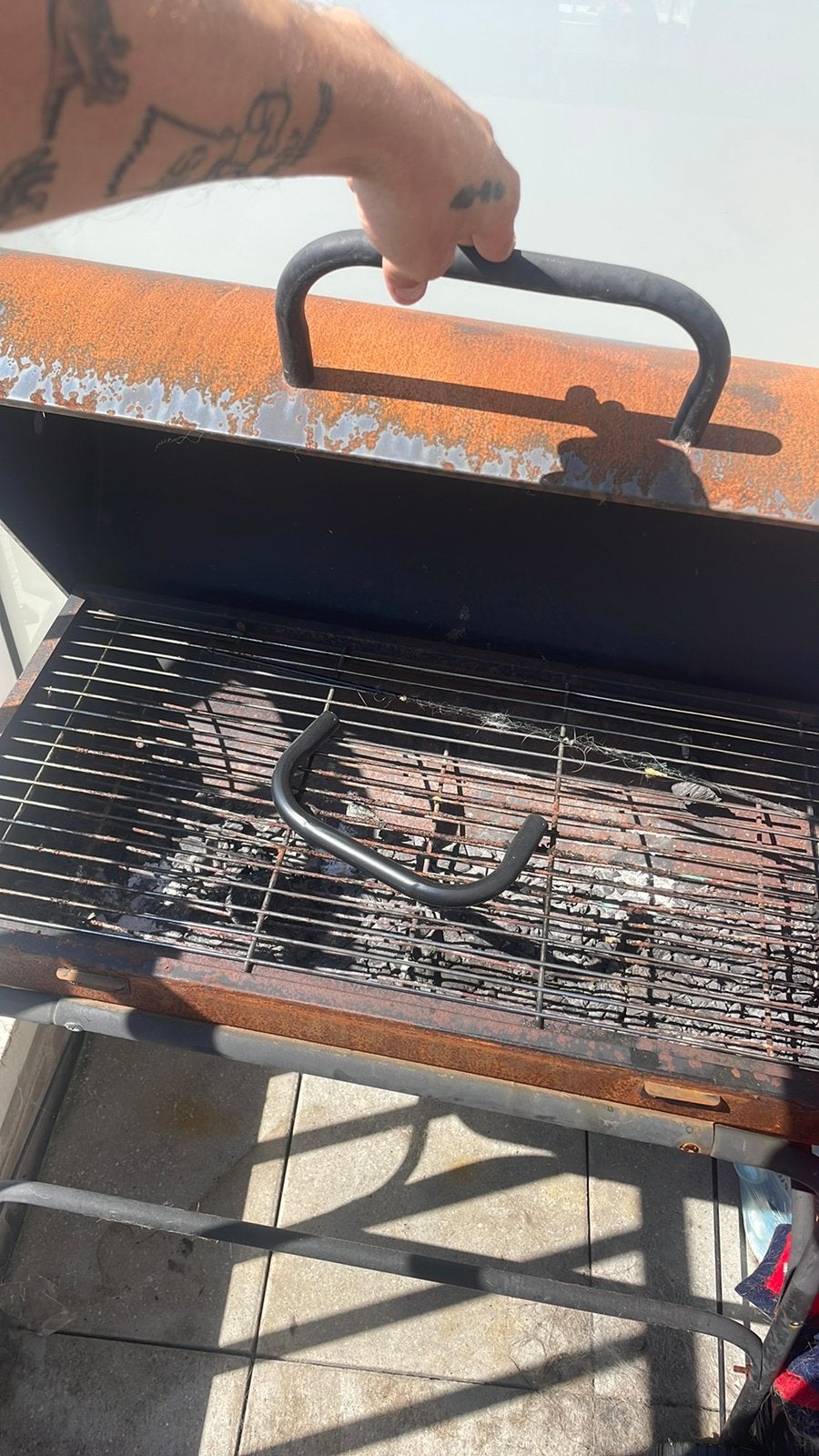 Le barbecue fonctionne toujours, Enlèvement, Comme neuf