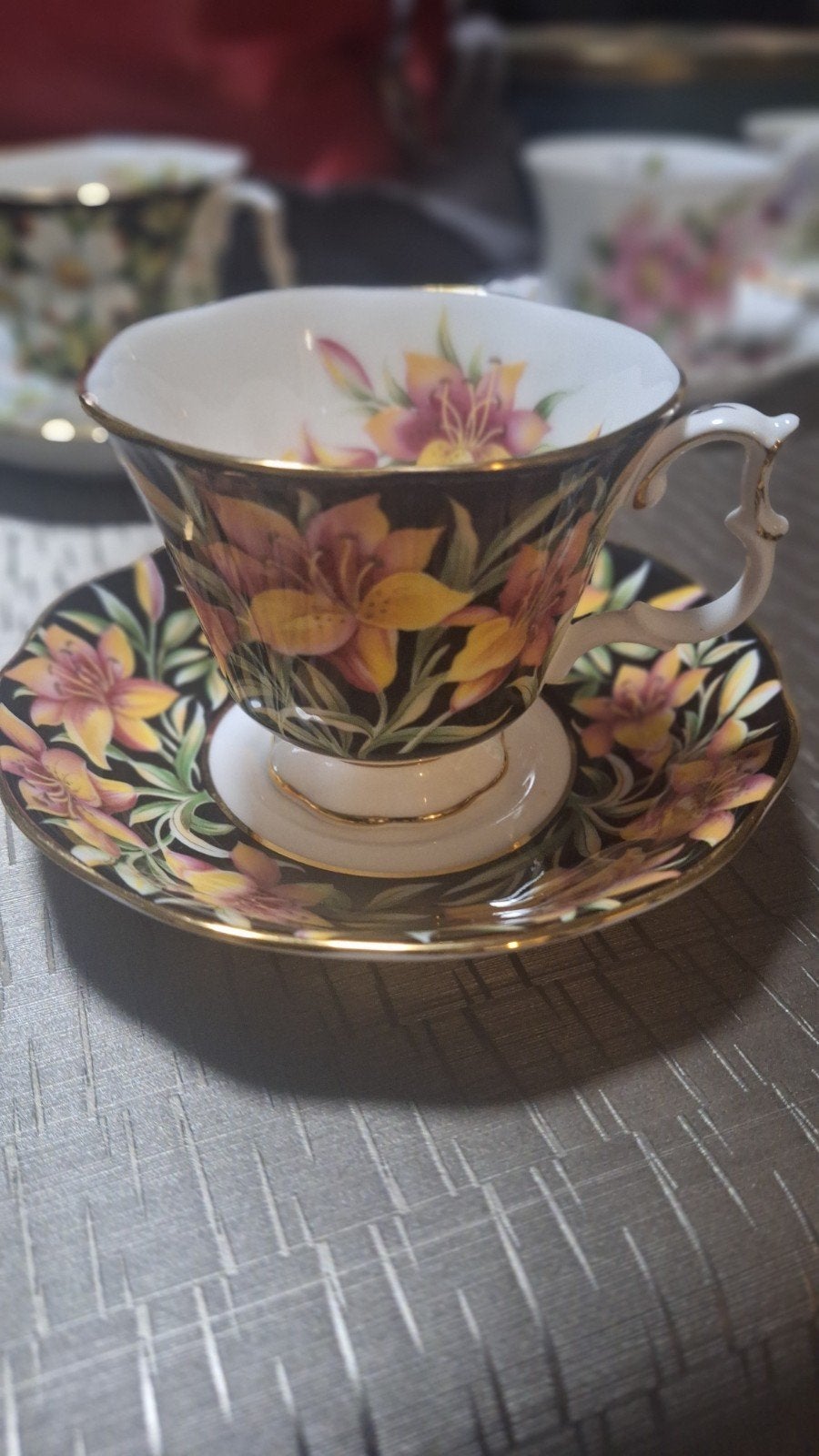 Royal Albert tasjes en ondertasjes, Ophalen
