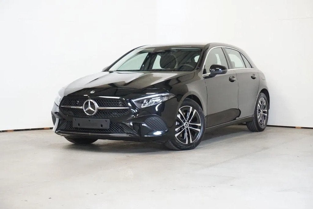 Mercedes-Benz A-CLASS 180 - slechts 3300 km (bj 2025), Auto's, Gebruikt, 136 pk, Leder en Stof, Bedrijf
