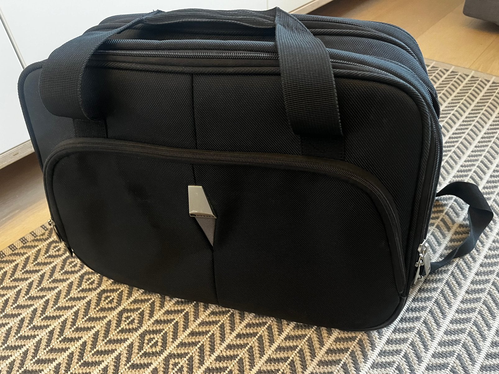 Sac DELSEY à bandoulière pour ordinateur portable, Computers en Software, Laptoptassen, Ophalen, Zo goed als nieuw, Schouderband