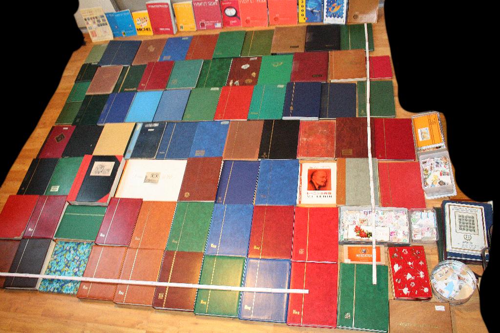 70 postzegel albums, Enlèvement