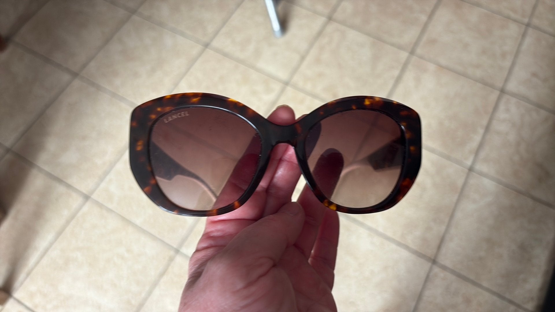 Jies lunettes de soleil Lancel avec leur etui rose, Bijoux, Sacs & Beauté, Lunettes de Soleil & Lunettes | Femmes, Enlèvement ou Envoi