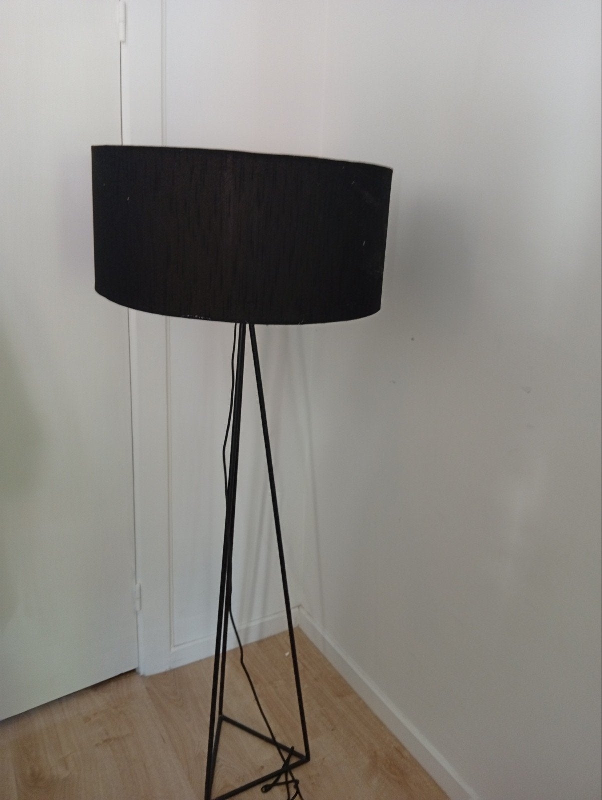 Sfeervolle en moderne zwarte vloerlamp met een driepoot onde, Ophalen