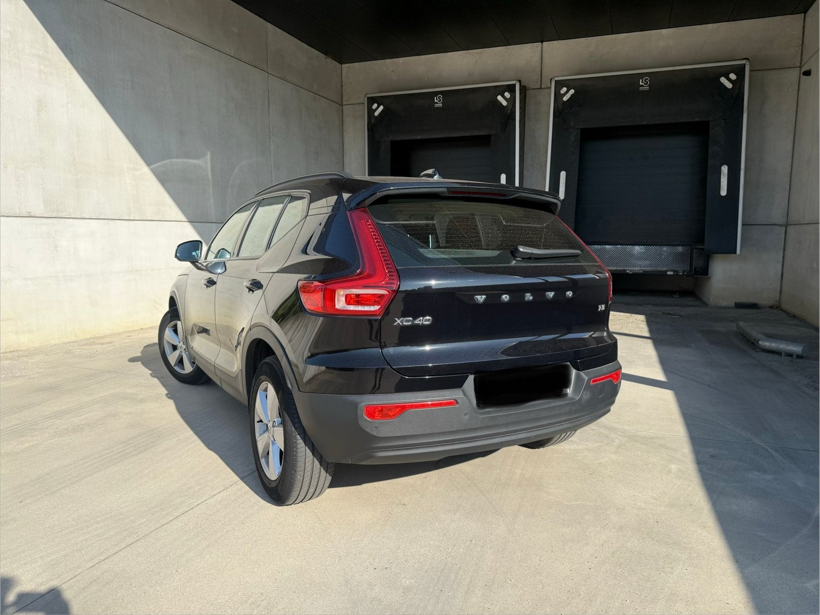 Volvo XC40 T3 Automaat | 2021, Dealer onderhouden, Stof, 4 cilinders, Zwart