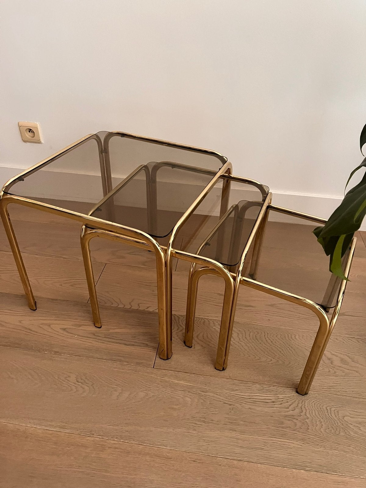 Set van 3 goudkleurige nesting tables – glazen bijzettafels, Huis en Inrichting, Ophalen, Zo goed als nieuw, Glas