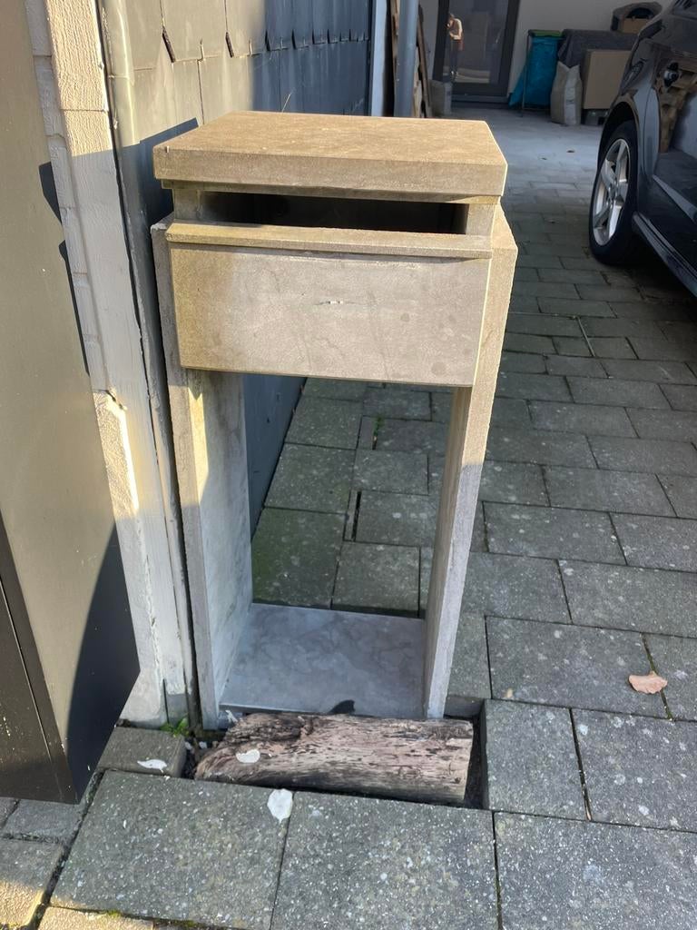 Brievenbus arduin, Ophalen, Gebruikt, Hardsteen, Staande brievenbus