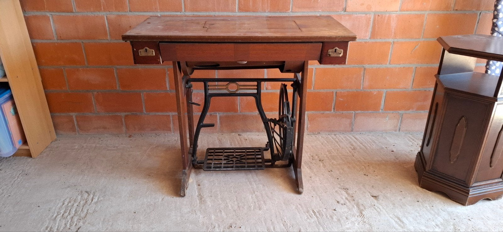 Tafel van naaimachine, Enlèvement