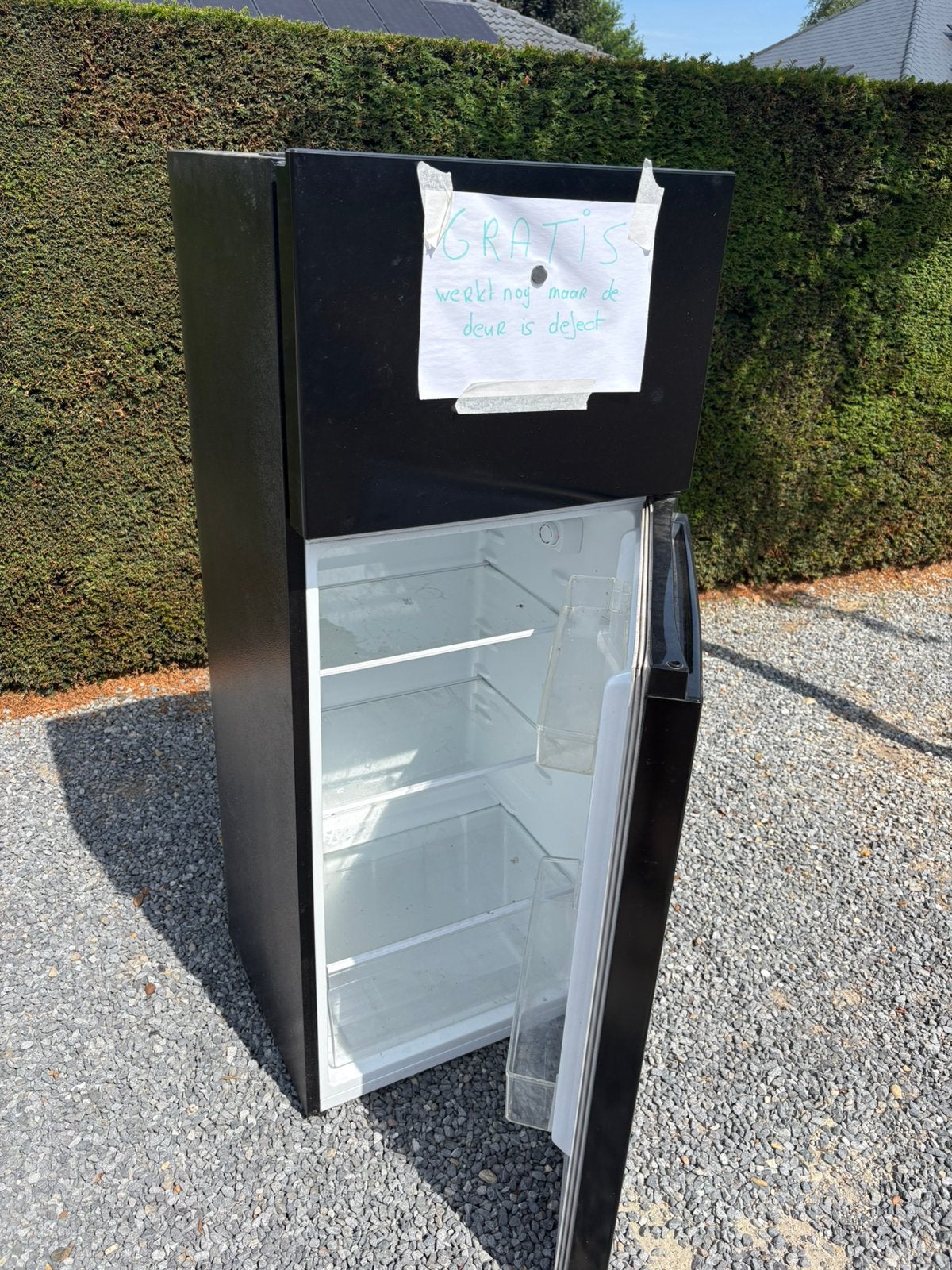 Gratis: koelkast met diepvries (deur defect), Elektronische apparatuur, Koelkasten en IJskasten, Ophalen, Zo goed als nieuw, Met vriesvak