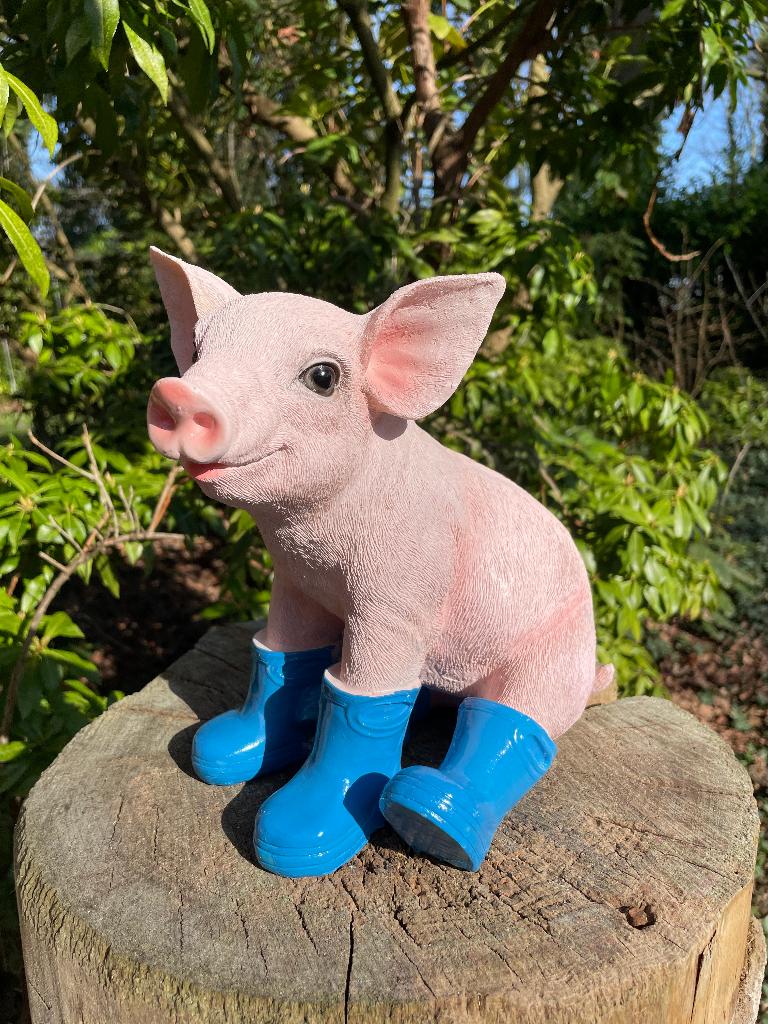 Varken laarsjes zittend, Blauw, boerderij, tuin, 25cm, Tuin en Terras, Tuinbeelden, Ophalen of Verzenden, Nieuw, Kunststof, Dierenbeeld