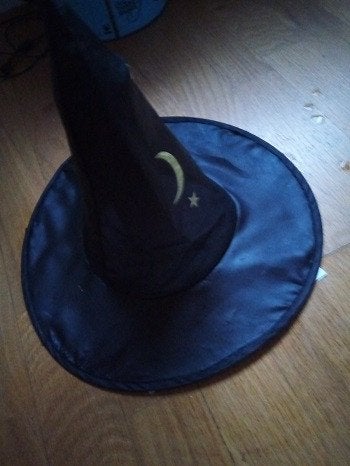 grand chapeau de sorcière      2.5€, Vêtements | Femmes, Autre, Enlèvement ou Envoi, Porté, Accessoires