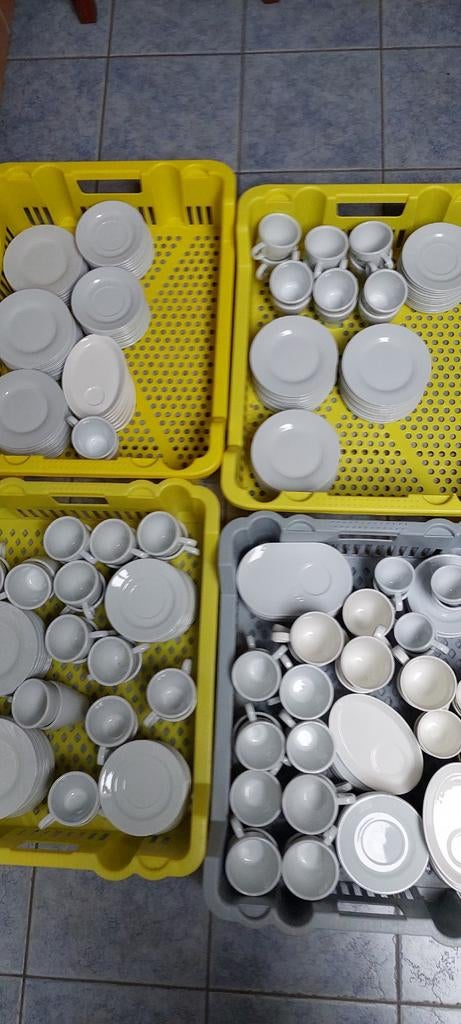 Lot tassen,ondertassen en dessertbordjes, Ophalen