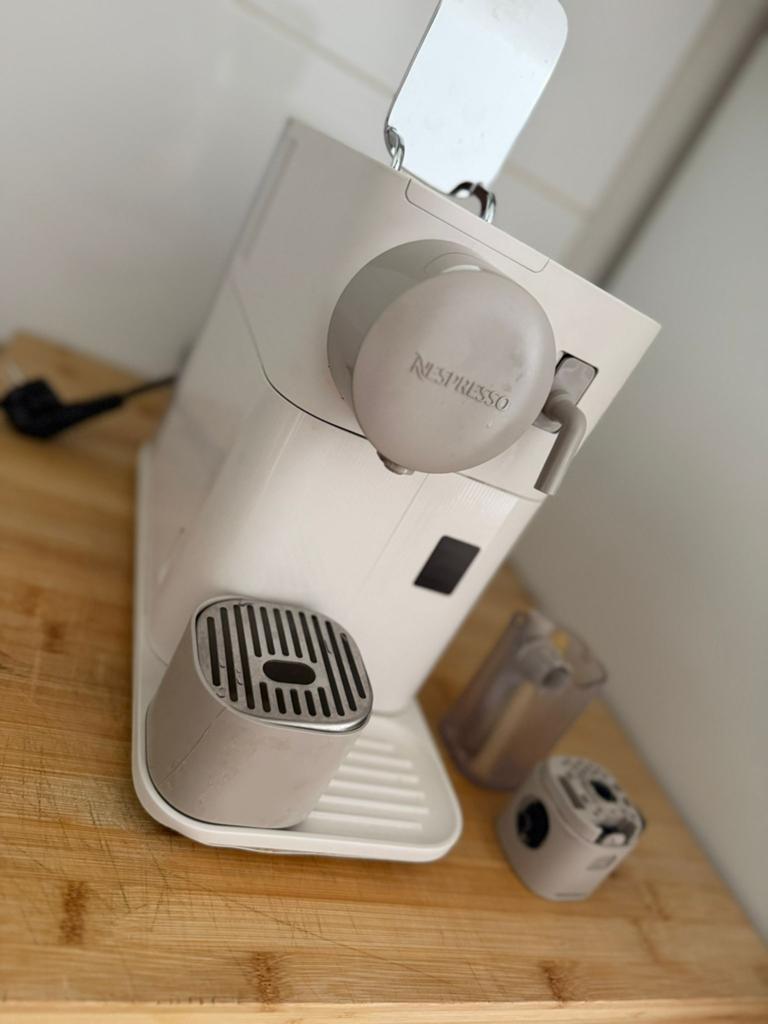 De'Longhi Nespresso Koffiemachine Lattissima One White, Elektronische apparatuur, Koffiezetapparaten, Ophalen, Zo goed als nieuw