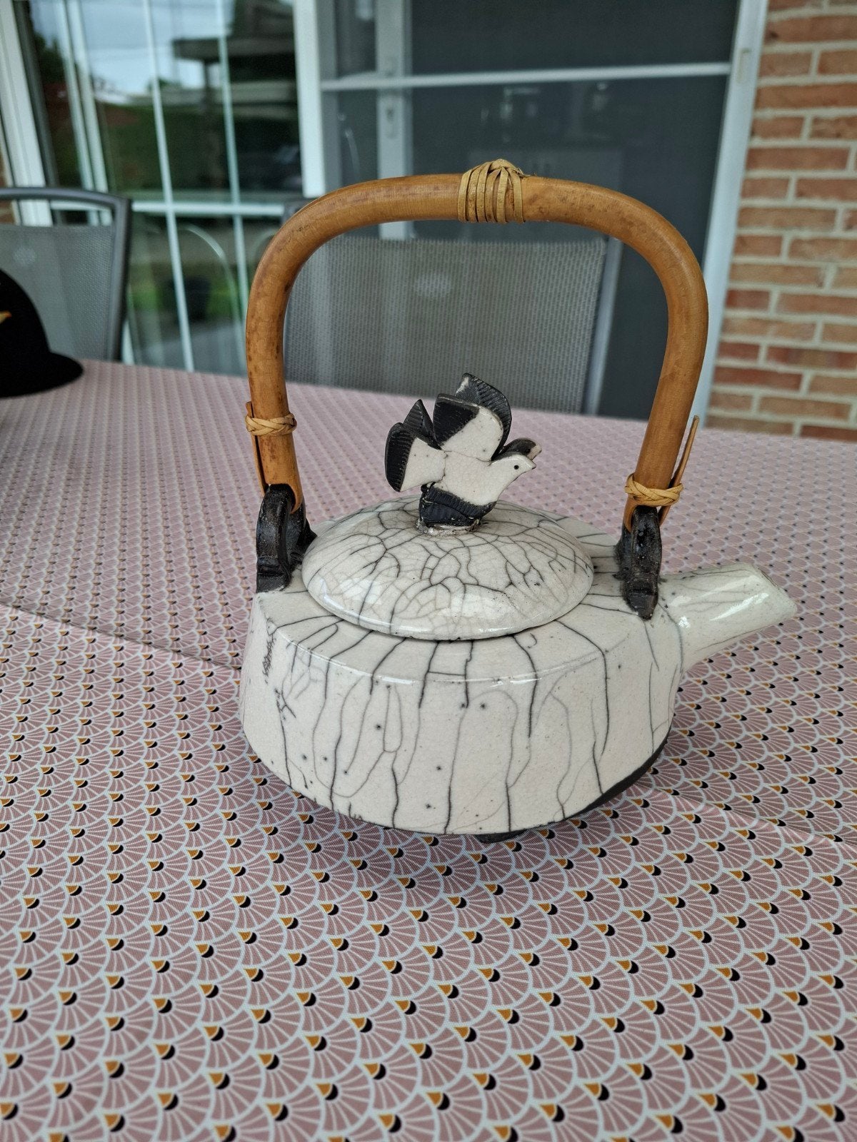 Handgemaakte Raku theepot met  een merkteken., Ophalen