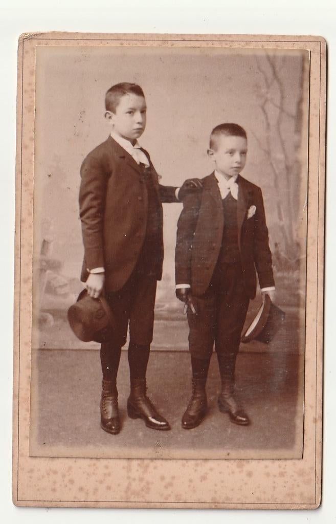 Photo Cabinet 2 jeunes garçons chapeaux (communiant?) Anvers, Enlèvement ou Envoi, Utilisé, Enfant, Photo