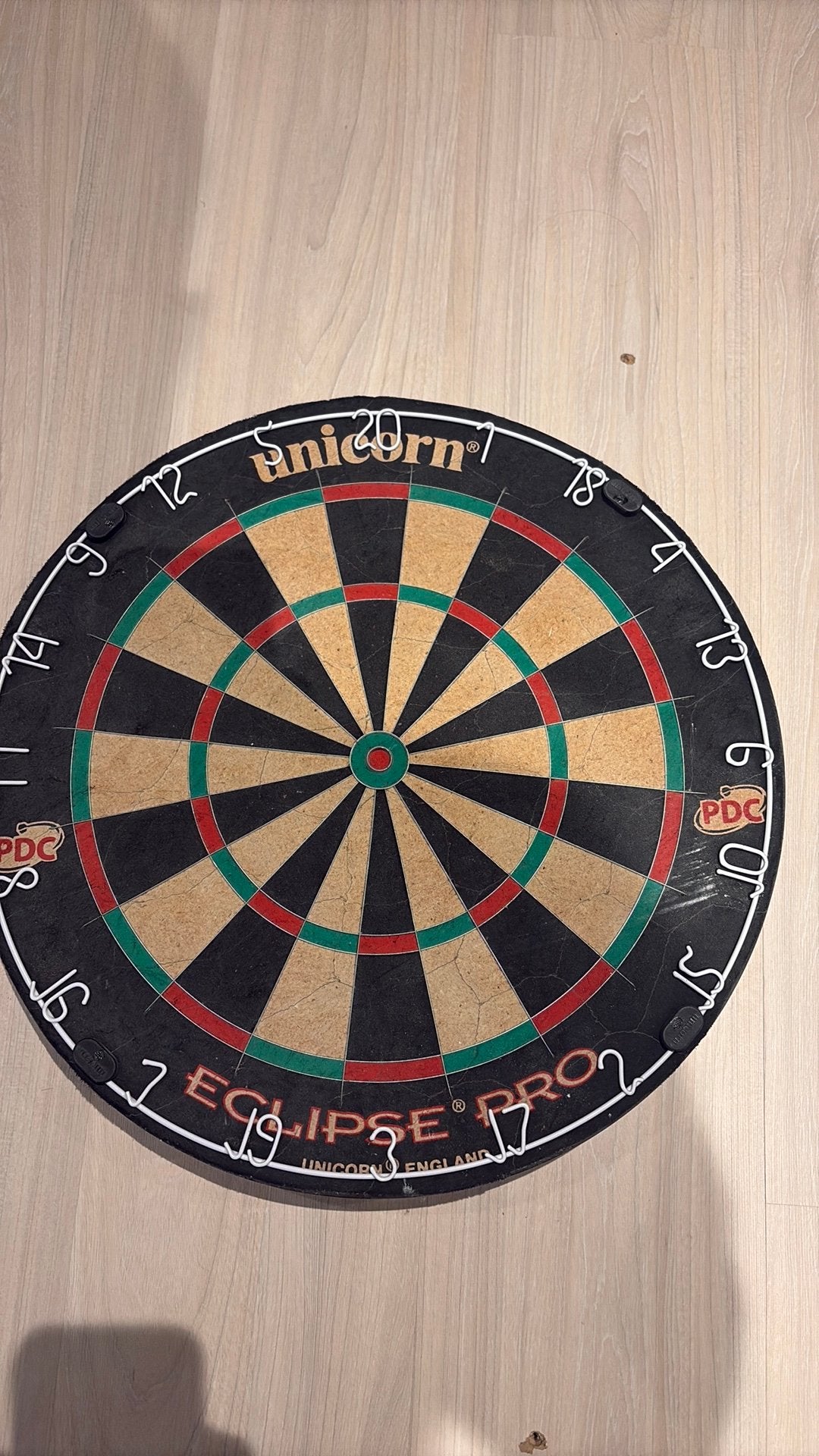 Darts bord te koop van het merk unicorn, Sport en Fitness, Ophalen, Gebruikt