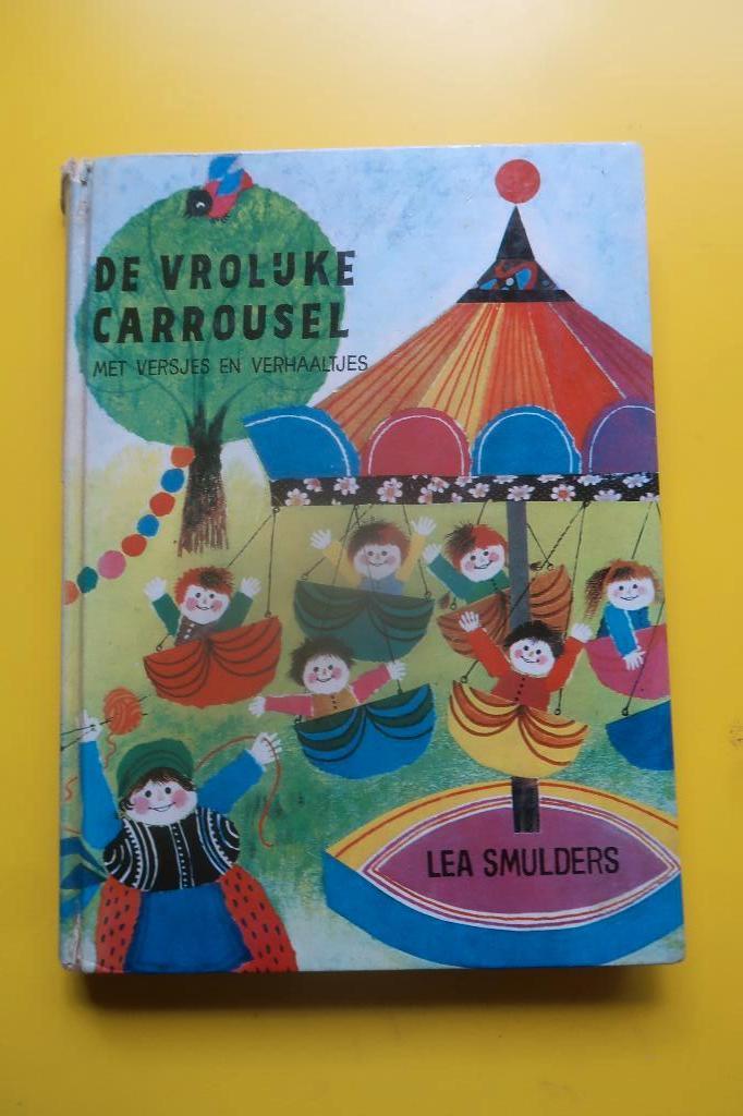 boek de vrolijke carrousel Lea Smulders, Boeken, Gelezen, Fictie algemeen, Jongen of Meisje, Ophalen of Verzenden