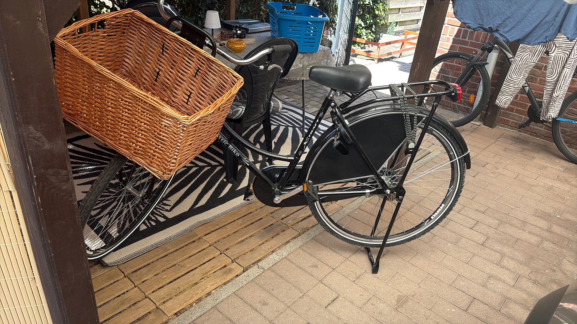 Vrouwenfiets met rietenmand in goede staat, Ophalen, Zo goed als nieuw