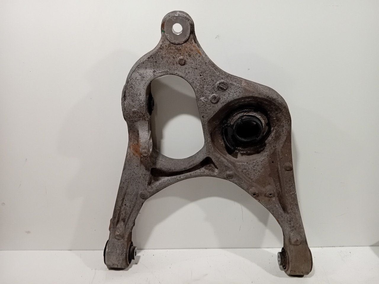 Draagarm links achter onder Mercedes-Benz ML-Klasse, Onderdelen@venauto.nl, Van der Ven Autorecycling B.V., Ettenseweg 76, 4706 PB Roosendaal, The Netherlands