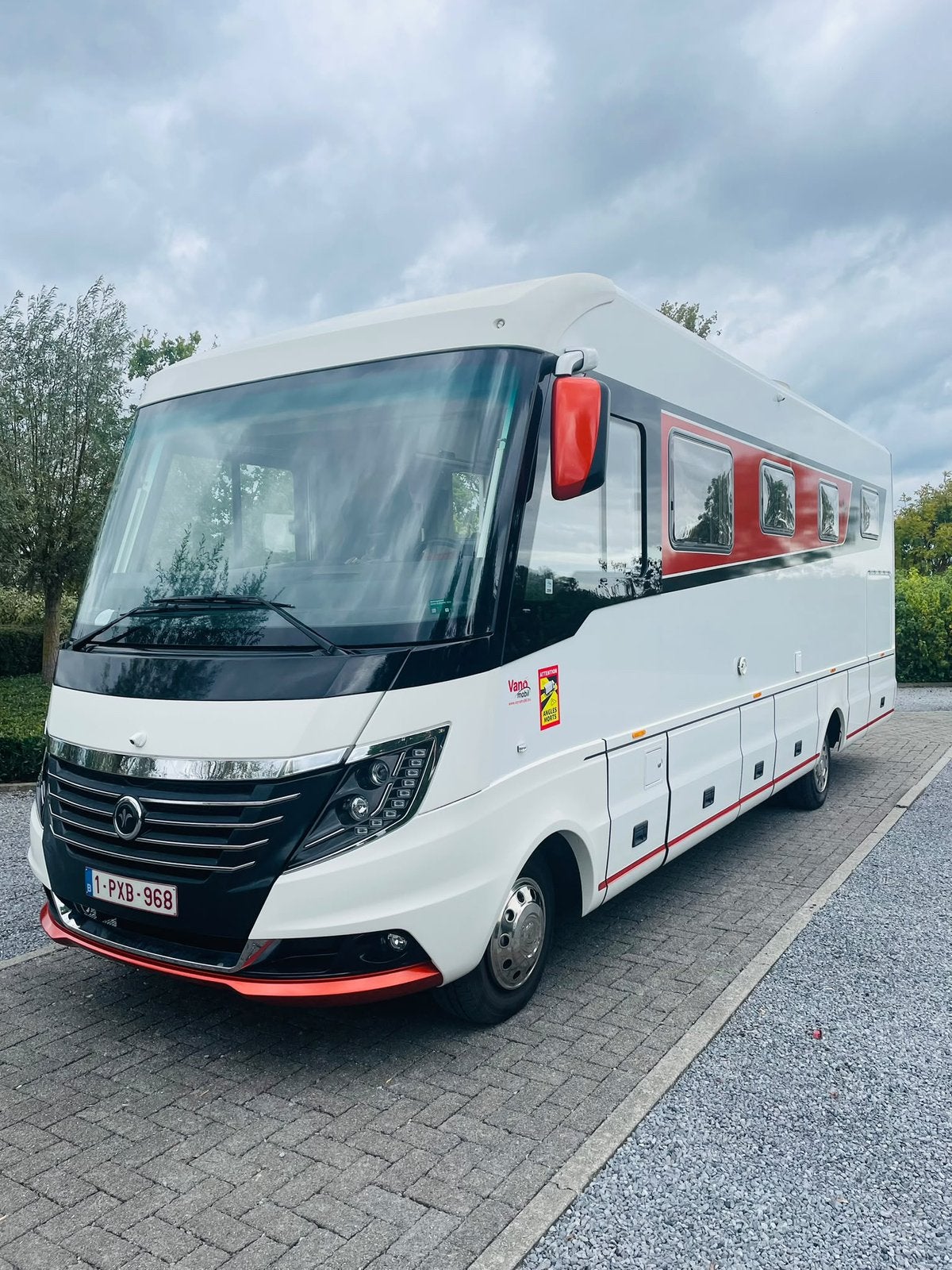 Niesmann-Bischoff Flair 880, Caravans en Kamperen, Niesmann+Bischoff, Verwarmde buitenspiegels, 7 tot 12 maanden geleden, Diesel