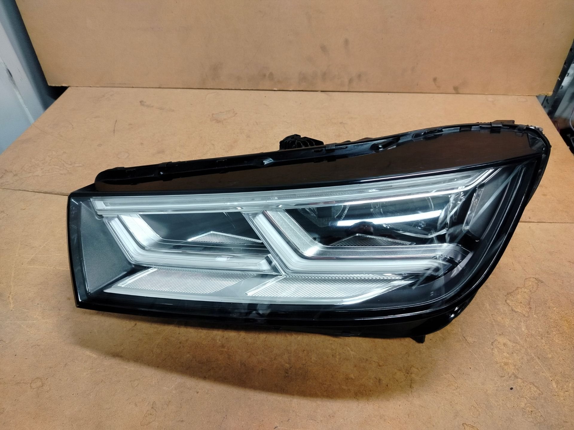 Phare gauche Audi Q5 80A.941.033, Autos : Pièces & Accessoires, AUDI AG, Auto-Union-Strasse 1
85045  Ingolstadt, DE, Audi, Utilisé