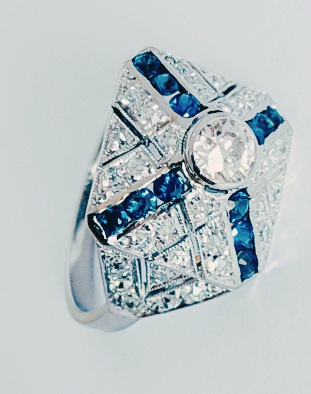 Artdeco platinum ring met diamanten, saffieren, Certificaat, Bijoux, Sacs & Beauté, Enlèvement ou Envoi, Bleu