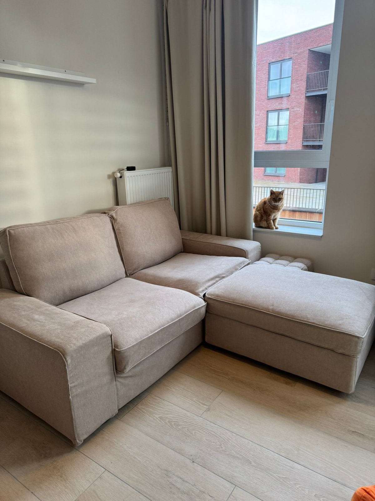 2 persoons zetel + poef met opbergruimte te koop, Banc droit, Comme neuf, Enlèvement, Beige