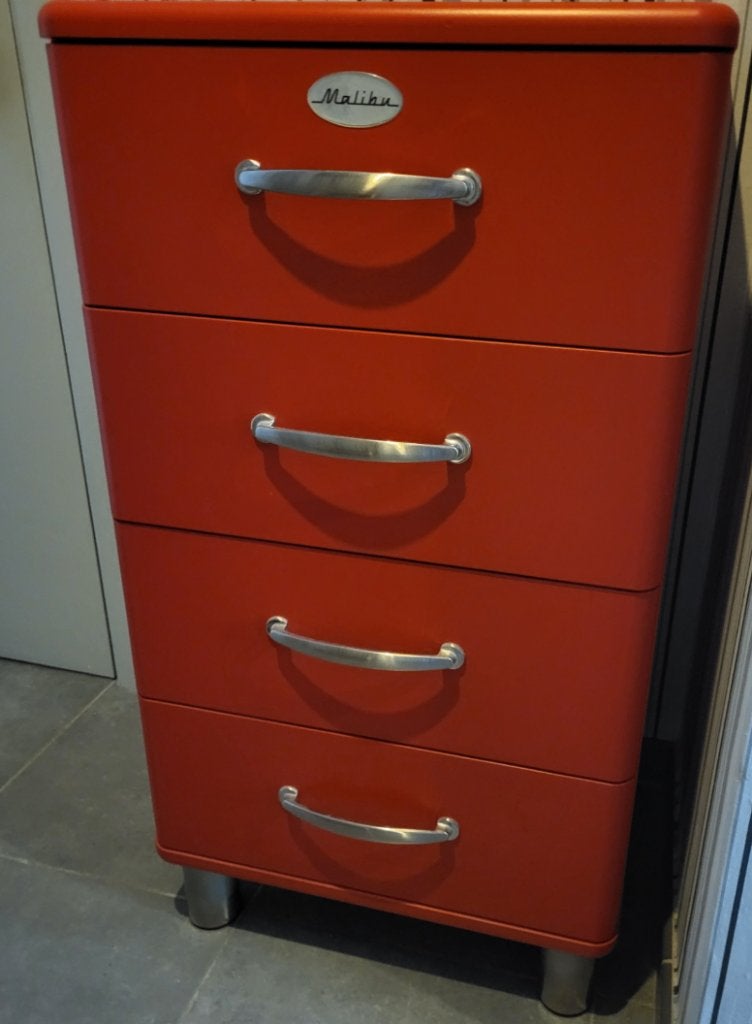 Rode retro ladenkast met 4 schuiven op pootjes - Malibu, Ophalen, 50 tot 100 cm, Zo goed als nieuw, 3 of 4 laden
