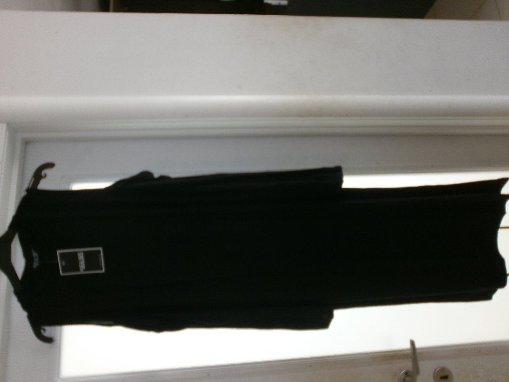Robe noire manches épaules nues M / L NEUF, Vêtements | Femmes, Neuf, Taille 38/40 (M), Enlèvement ou Envoi, Longueur genou