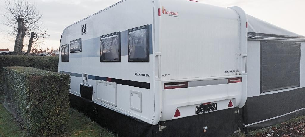 Adria Adora 572 UT (2022) caravan + Voortent (2024) gemeub., Caravans en Kamperen, 2 aparte bedden, 7 tot 8 meter, Particulier