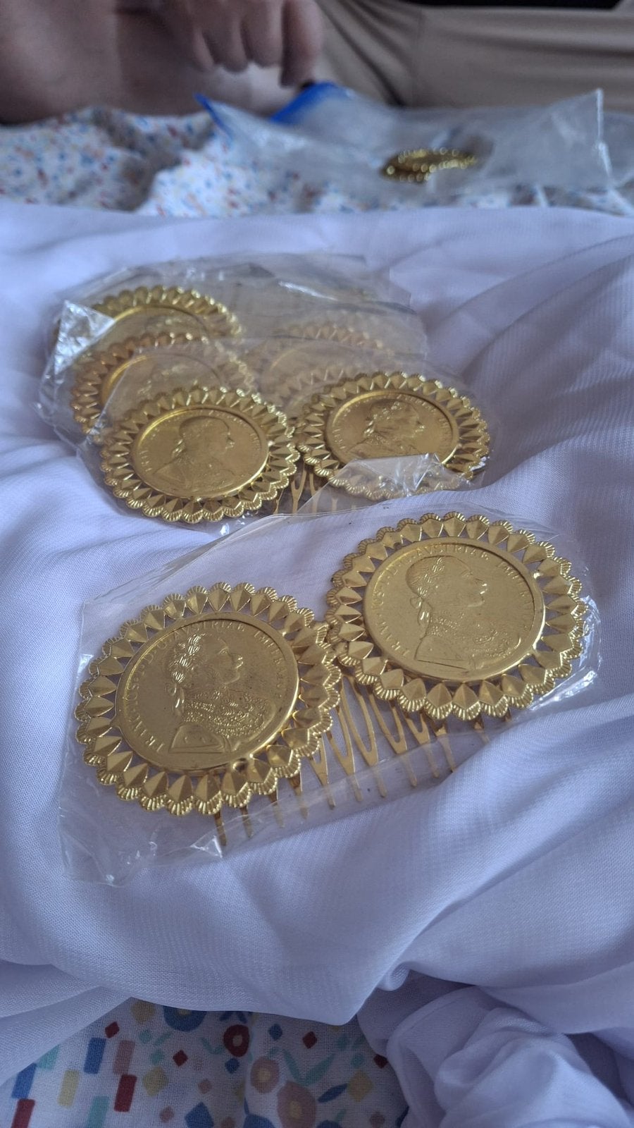 Haarspelt namaak goud, Postzegels en Munten, Ophalen, Goud