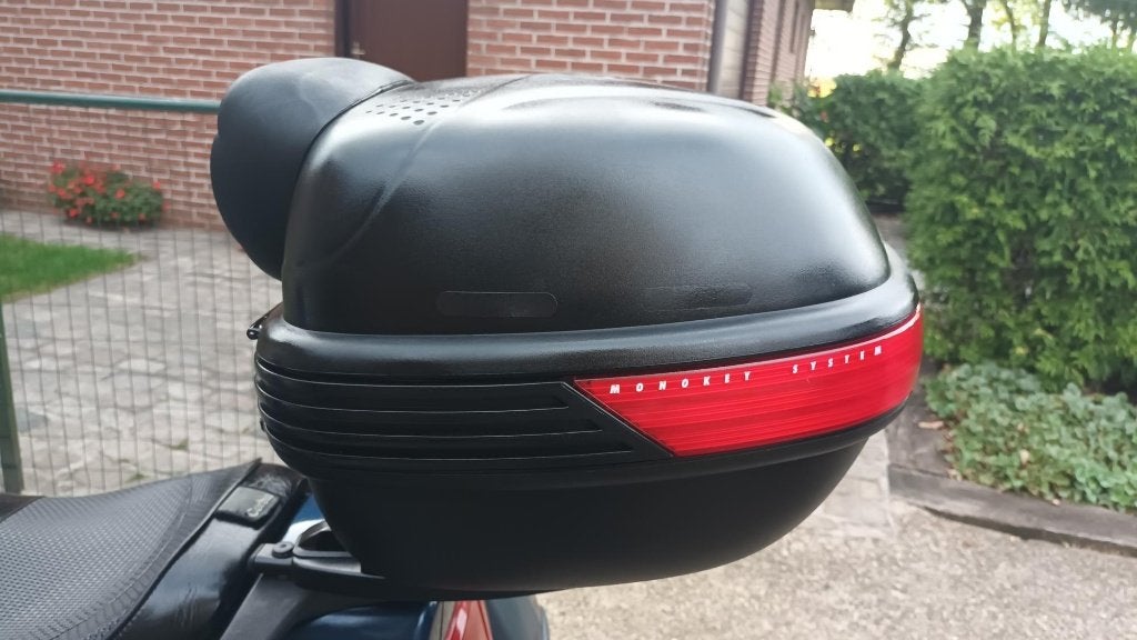 topkoffer Givi met rugsteun en remlicht, Motoren, Ophalen of Verzenden, Zo goed als nieuw