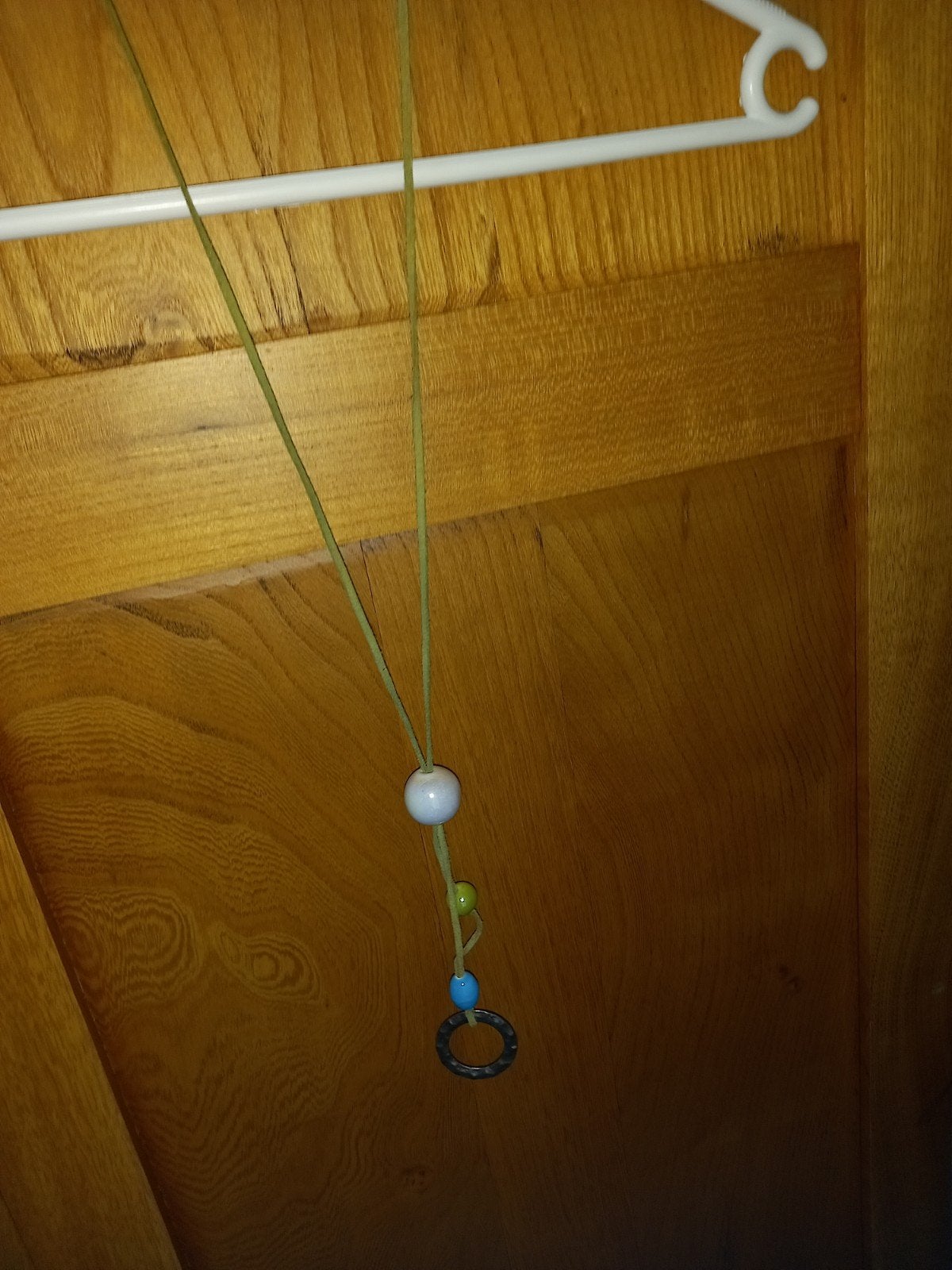 ketting in vilt en ijzer met stenen parels en ijzeren ring, Handtassen en Accessoires, Ophalen of Verzenden, Zo goed als nieuw