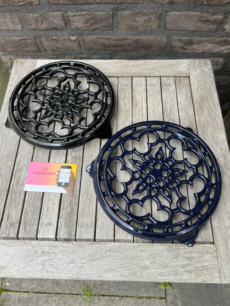 Sous-verre en fonte Le Creuset, en noir ou bleu foncé, Enlèvement ou Envoi, Comme neuf, Autre