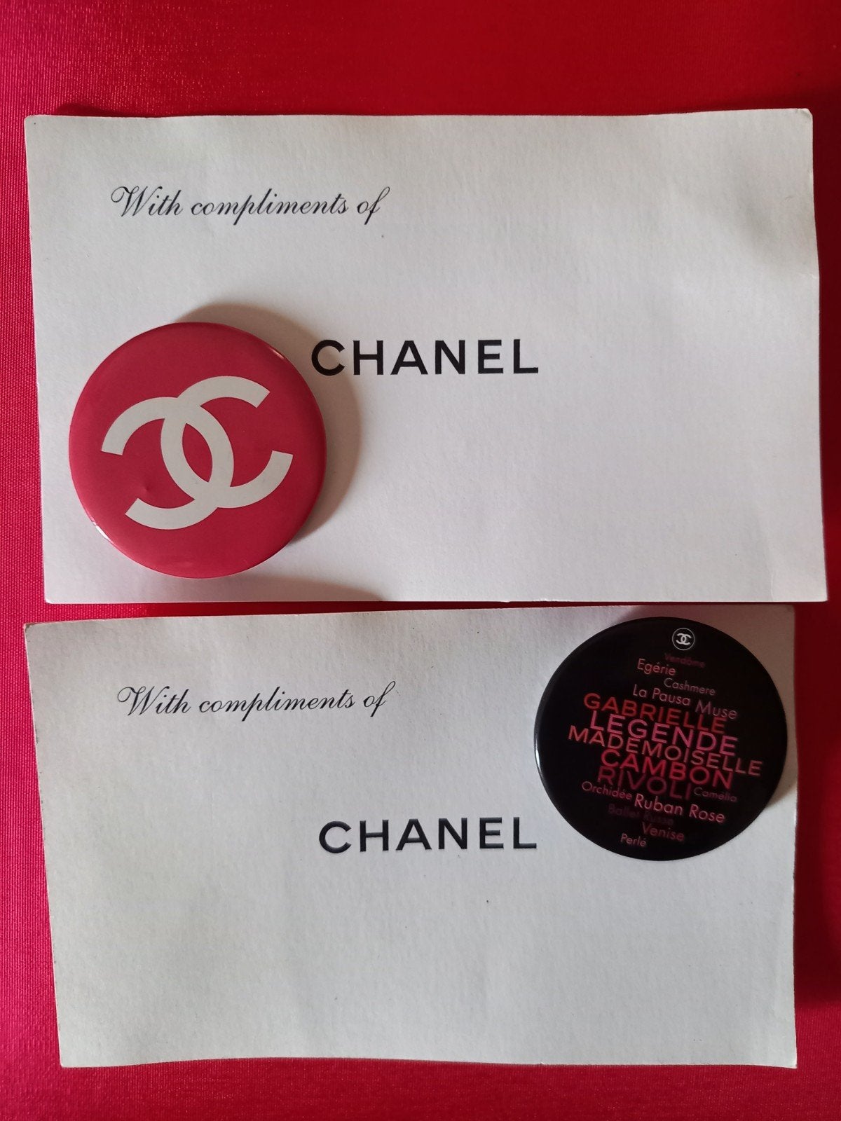 2 broches badges Chanel, Enlèvement ou Envoi, Neuf, 4 à 7 cm, Rose