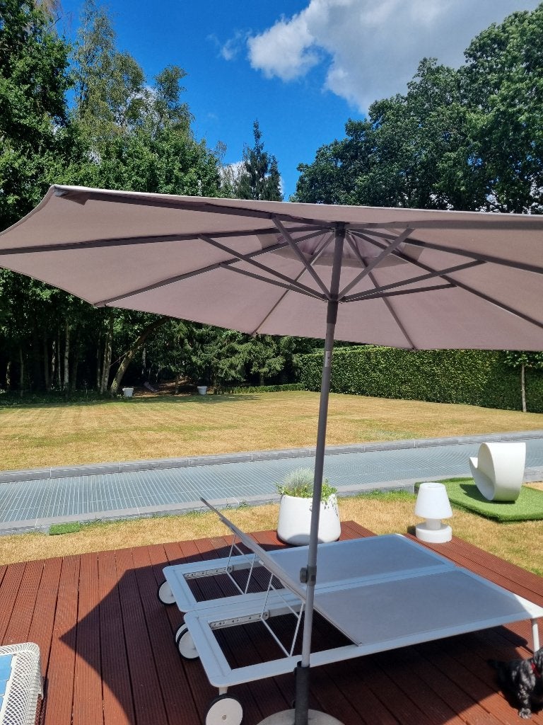 Grijze parasol met voet verstelbaar, Tuin en Terras, Ophalen, Gebruikt, Stokparasol, Kantelbaar