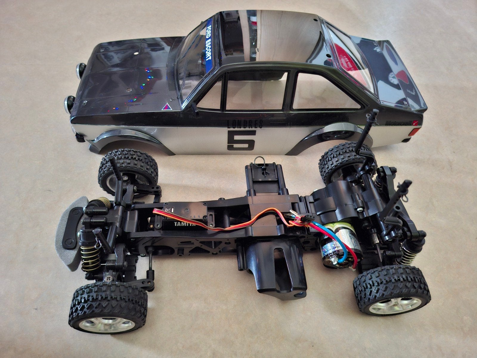Nieuwe Tamiya M04L Ford Escort MK II ( M04 voor verzamelaar), Elektro, Nieuw, Ophalen of Verzenden, Schaal 1:10