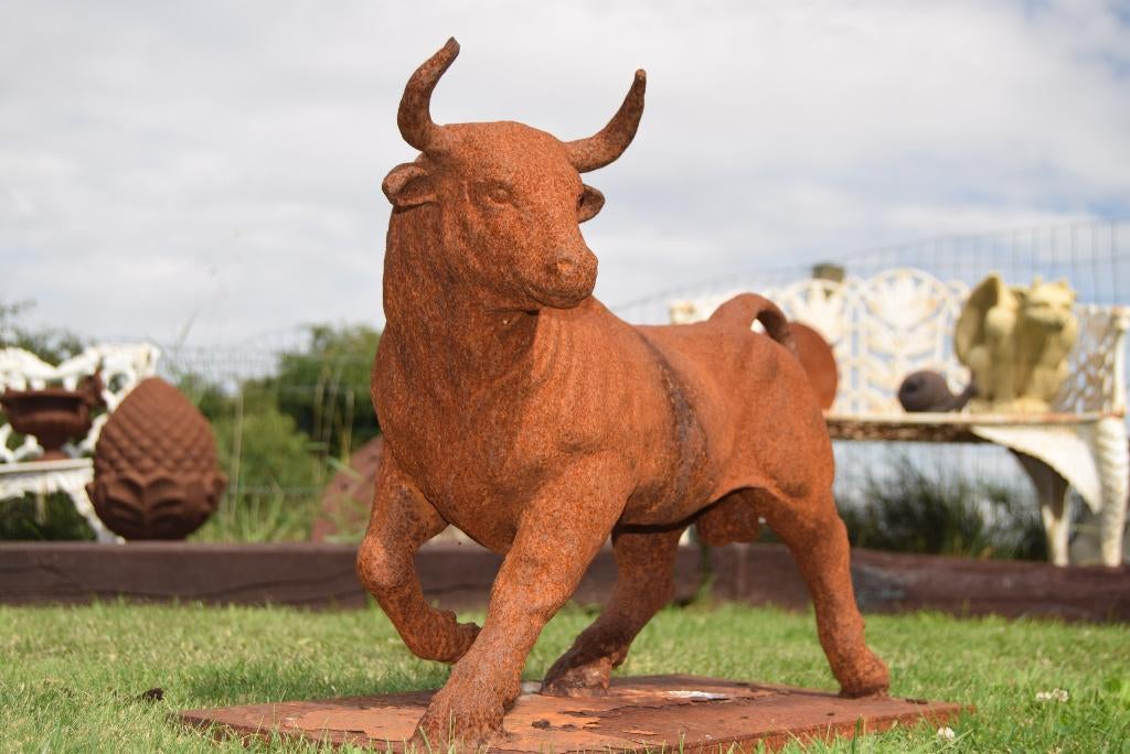 GRAND TAUREAU EN FONTE PATINEE ROUILLE, Enlèvement, Comme neuf, Autres matériaux, Animal