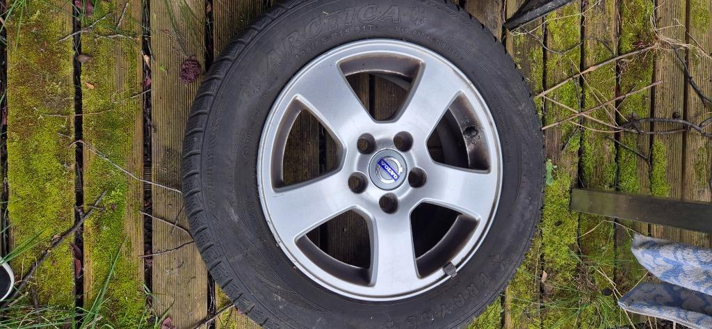 Jantes volvo origine avec pneu en bon état., 15 pouces, Pneus hiver, Enlèvement, Utilisé