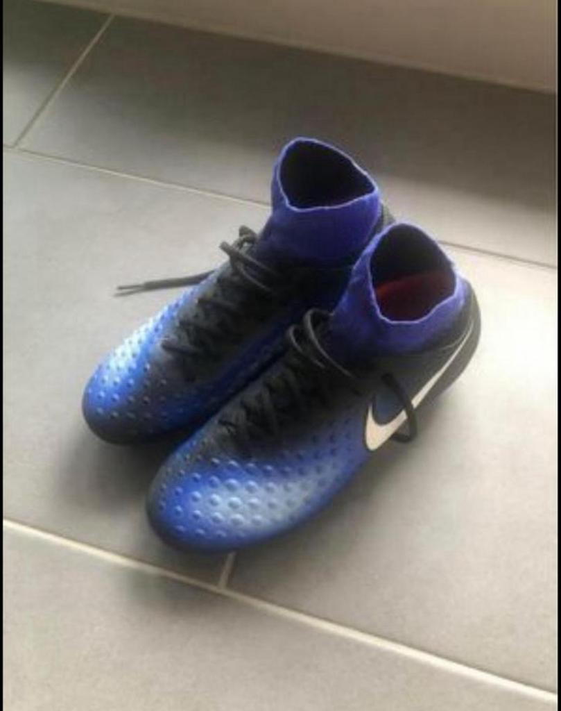 Nieuwe voetbalschoenen Nike Maat 38, Sport en Fitness, Voetbal, Ophalen, Zo goed als nieuw
