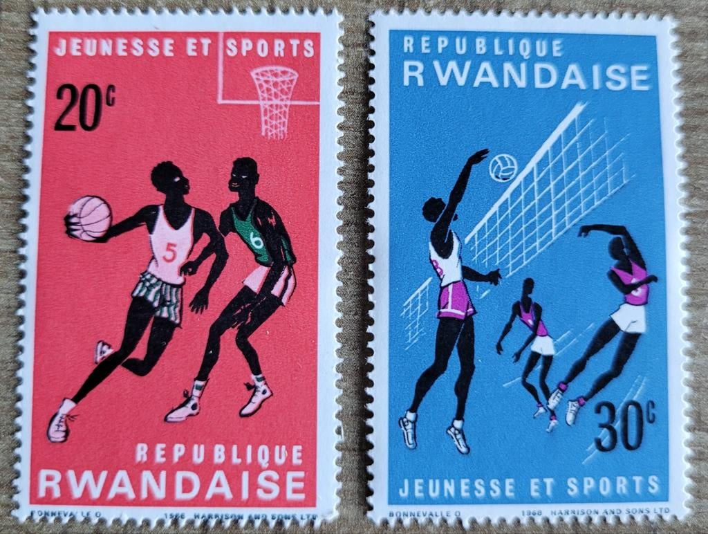 2 oude postzegels - thema sport - Rwanda 1968, Ophalen of Verzenden, Overige landen, Postfris