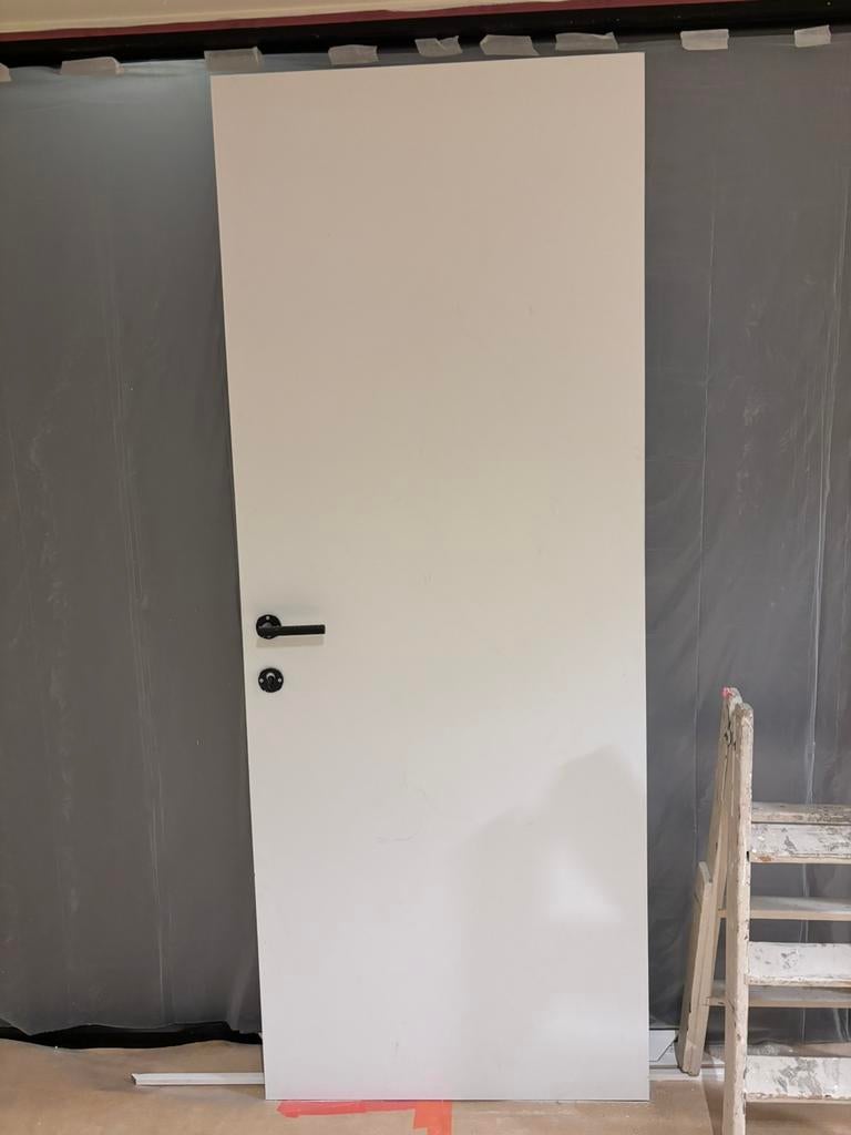 Nieuwe verfdeur met zwarte klink rechtsdraaiend, Doe-het-zelf en Bouw, Deuren en Vliegenramen, Ophalen, Zo goed als nieuw